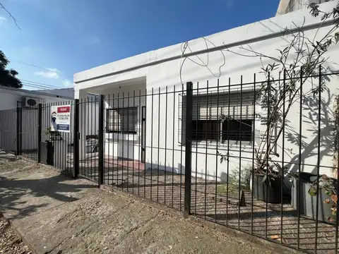 Venta Casa 3 amb. Patio y Cochera! Castelar Norte