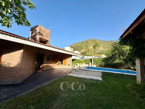 Venta Casa De Diseño De 3 Dormitorios, Piscina Y Gas Natural En Barrio Sol Y Río, Villa Carlos Paz
