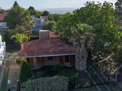 Casa 7 ambientes con 2 baños
