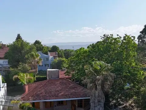 Casa 7 ambientes con 2 baños
