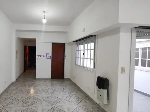 Excelente departamento de 4 ambientes con patio y terraza en Av. J. M. de Rosas