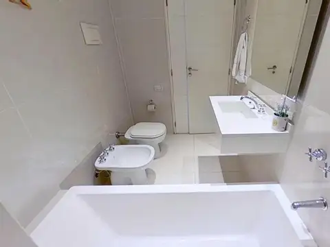 Oficina 9 ambientes con 4 baños