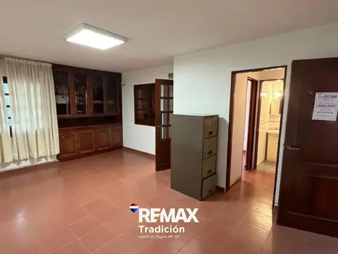 Propiedad con Oficinas, Taller y Amplio terreno