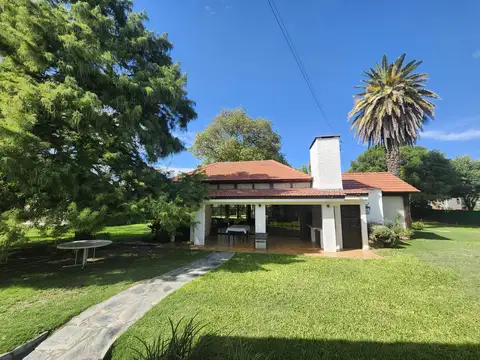 Residencia de Gran Categoría en Funes | Parque de 3300m² | Ubicación Única