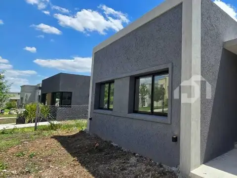 Casa  en Venta en Santa Lucia, Pilar del Este, Pilar