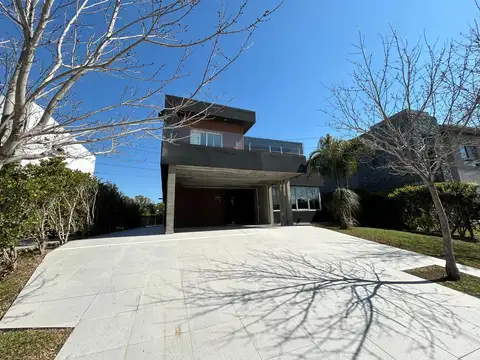 Casa 7 ambientes con 2 baños