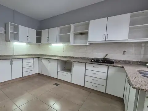 Oficina 8 ambientes con 2 baños