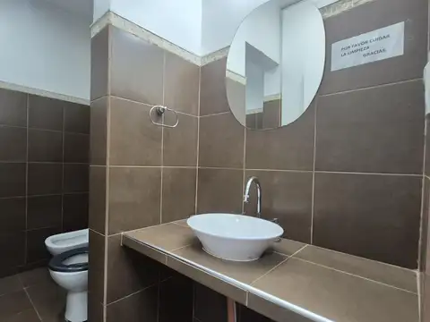 Oficina 8 ambientes con 2 baños