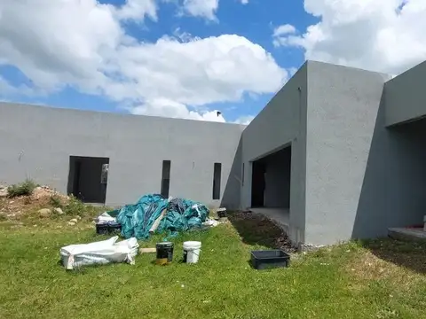 CASA EN CONSTRUCCION BARRIO CERRADO TRES PINOS