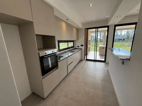 Casa 4 ambientes con 2 baños
