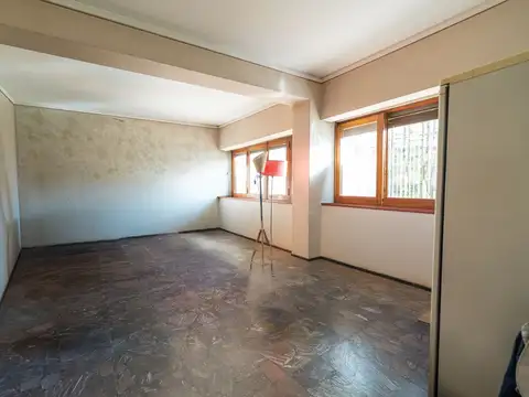 Casa 8 ambientes con 2 baños