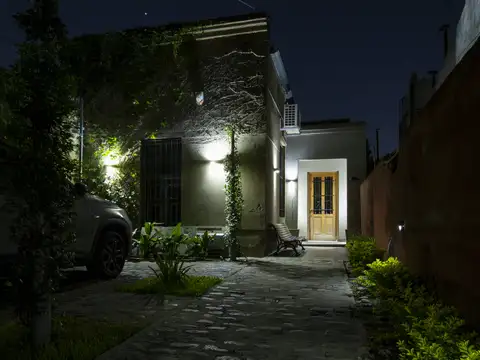 IMPECABLE CASA DE ESTILO! HECHA A NUEVA!