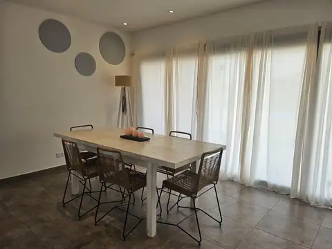Casa 5 ambientes con 3 baños