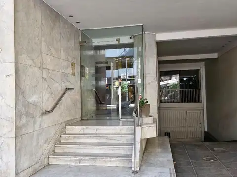 Departamento apto profesional para reciclar excelente ubicac