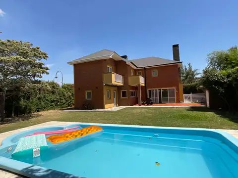Casa en Venta con 2 cocheras