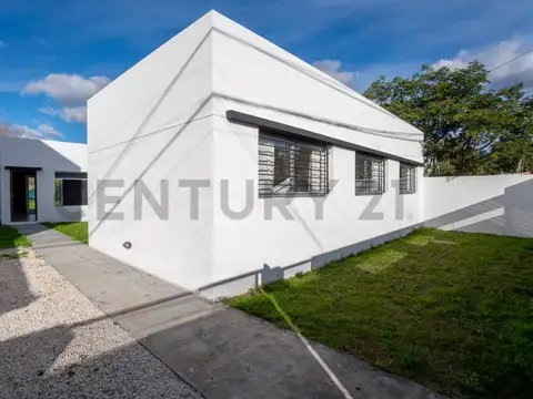 Casa en venta en Villa Elisa de tres dormitorios con parque