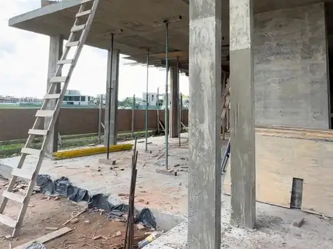 Casa en Alquiler con 2 cocheras