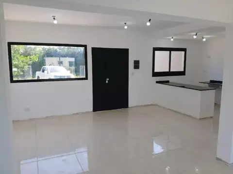 Casa 4 ambientes con 2 baños