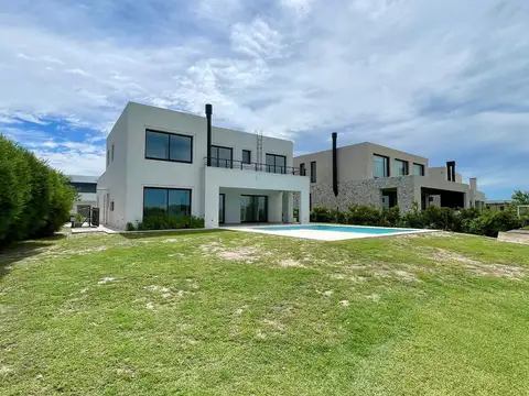 Casa 8 ambientes con 5 baños