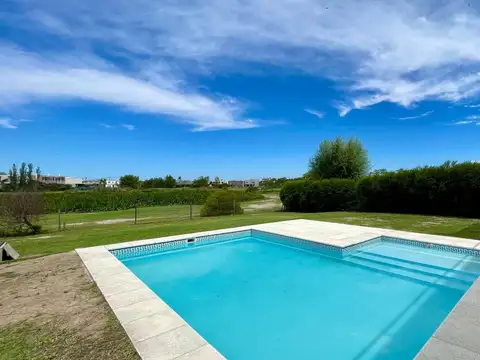CASA EN VENTA EN CANTON AL GOLF