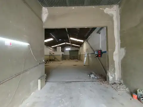 Galpón de 228 m2 cubiertos con salida a dos calles