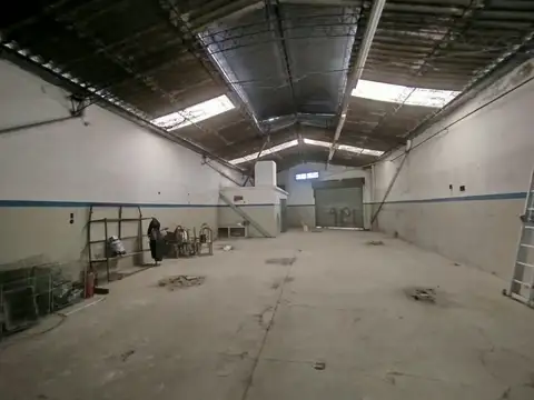 Galpón de 228 m2 cubiertos con salida a dos calles