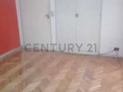 Alquiler monoambiente sobre directorio cerca de medios de transporte