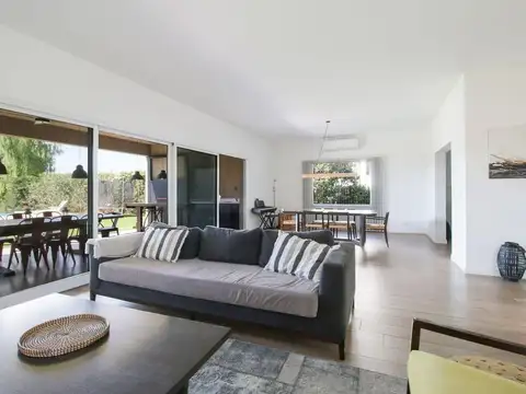 Casa 5 ambientes con 3 baños