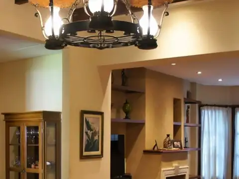 Casa 5 ambientes con 4 baños