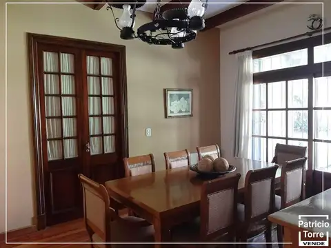 VENTA CASA DE ESTILO SOBRE AMPLIO LOTE EN BALLESTER