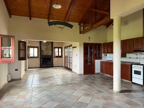 Casa 6 ambientes con 2 baños