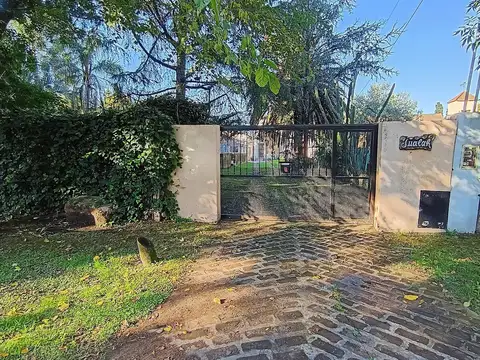 MUY BUENA CASA QUINTA , 2 PLANTAS 6 AMBIENTES 300M2  LOTE 1500M2 GRAN QUINCHO CON PARRILLA, PARQUE CON PILETA