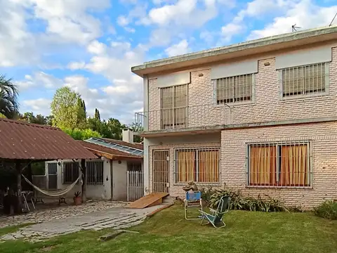 MUY BUENA CASA QUINTA , 2 PLANTAS 6 AMBIENTES  LOTE 1500M2 GRAN QUINCHO CON PARRILLA, PARQUE CON PILETA