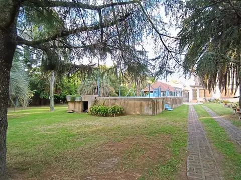 MUY BUENA CASA QUINTA , 2 PLANTAS 6 AMBIENTES  LOTE 1500M2 GRAN QUINCHO CON PARRILLA, PARQUE CON PILETA