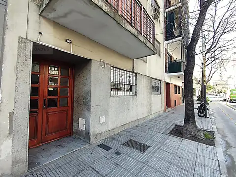 Departamento 3 ambientes cfte con balcón - 1º piso por escalera - en Caballito