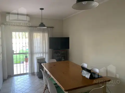 Casa 4 ambientes con 2 baños