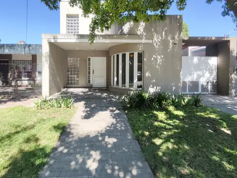 VENTA- Casa de 3 dormitorios con cochera, jardín y pileta. Granadero Baigorria.