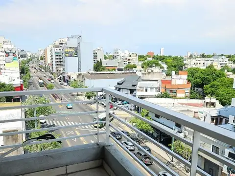 Monoambiente al frente con balcón