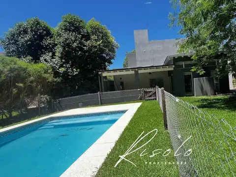 Casa en Alquiler con 3 cocheras