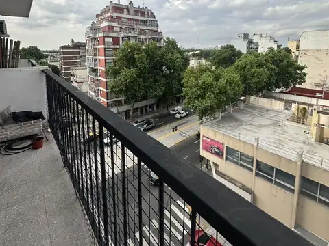 Luminoso departamento 3 ambientes con balcón a la calle. Apto profesional.