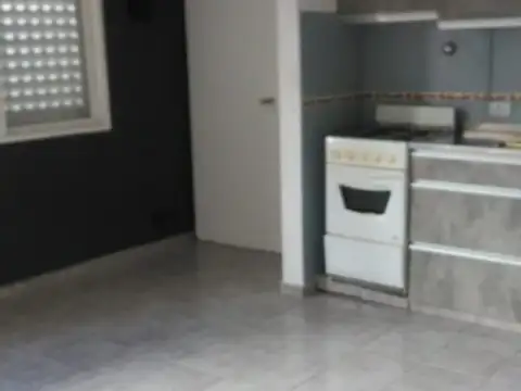 DTO. 3 AMB 1ER  PISO POR ESCALERA  CON PATIO Y TERRAZA  INDEPENDIENTE, SIN EXPENSAS, BUEN ESTADO!