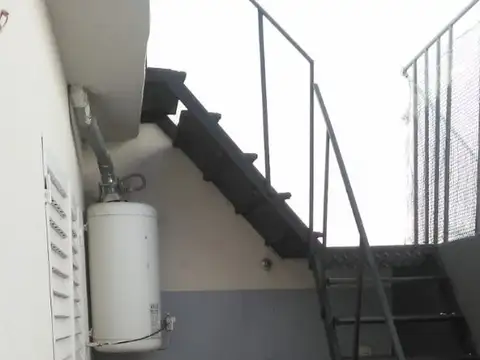 DTO. 3 AMB 1ER  PISO POR ESCALERA  CON PATIO Y TERRAZA  INDEPENDIENTE, SIN EXPENSAS, BUEN ESTADO!