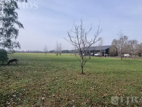VENTA. EXCLUSIVO CLUB DE POLO. EXCELENTE ACCESO.  A 900 metros de la Ruta 28 (Km 5).