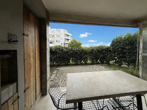 VENTA 2 AMBIENTES CON PATIO CON JARDIN EN LAGOON