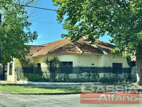 CASA LOTE PROPIO 3 DORMITORIOS, GARAGE Y PARQUE, JARDIN AL FTE.  266M2