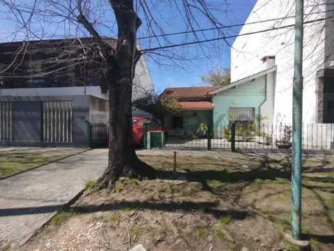 en venta casa o lote en 502 entre 14 y 15 de Gonnet sobre lote de 10 por 50 2 dormitorios