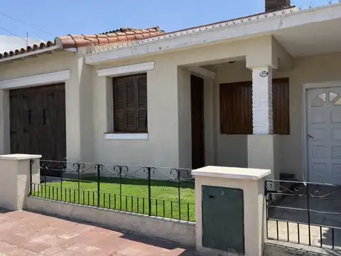 Casa 3 ambientes APTO CRÉDITO en Villa Sarmiento,. Sobre LOTE PROPIO DE 8,66 X 26 m.