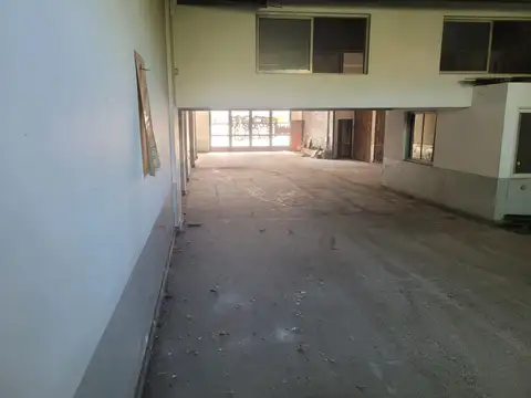 Av Hipolito Yrigoyen al 6700