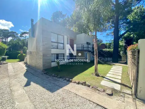 Casa Moderna de Piedra zona Pinares 