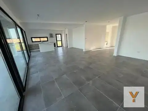 Casa 6 ambientes con 2 baños